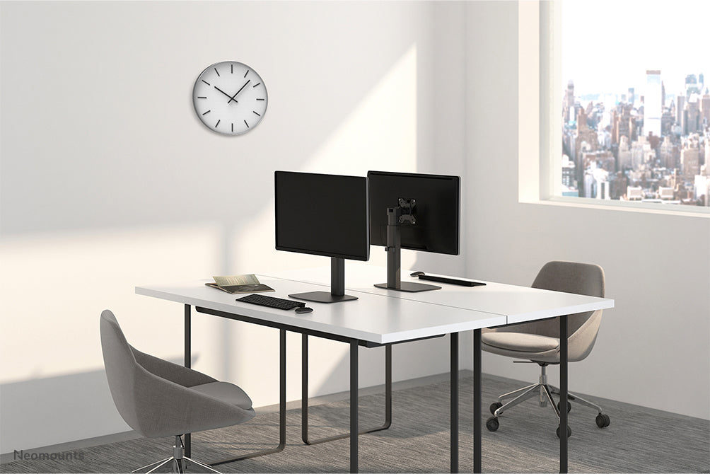 FPMA-D865BLACK ist eine Tischhalterung für Flachbildschirme bis zu 32 Zoll (81 cm).