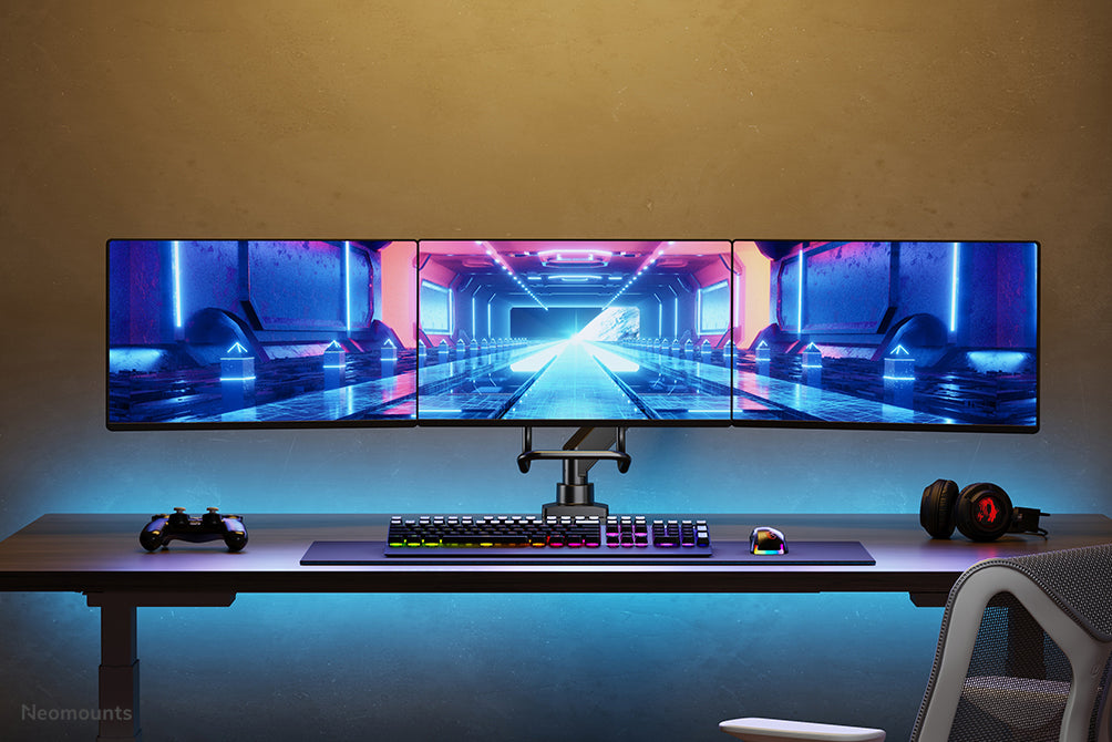 NM-D775DX3BLACK ist eine gasgefederte Tischhalterung mit Querstange und Hebel für Flachbildschirme bis zu 27 Zoll (68,6 cm).