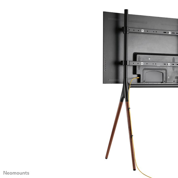 NM-M1000BLACK ist ein Möbel für Flachbildschirme bis zu 70 Zoll (178 cm).