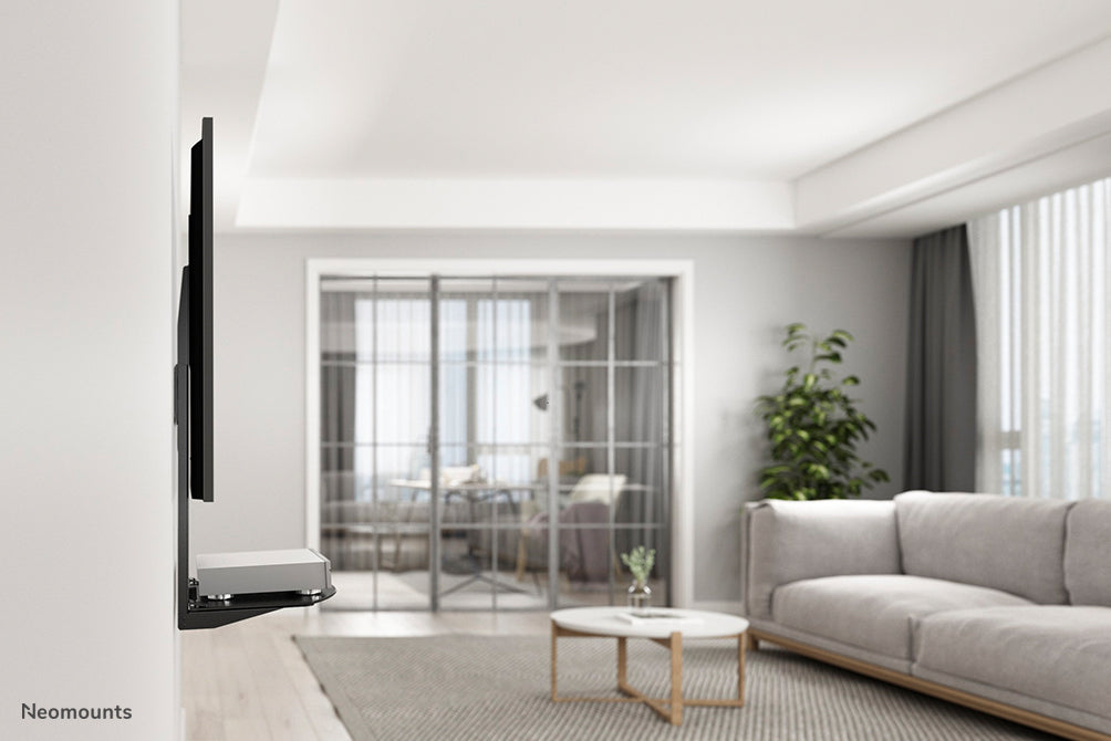 Die AV-Halterung, Modell NS-SHELF100, ist ideal für die Platzierung von AV-Geräten unter Flachbildschirmhalterungen.